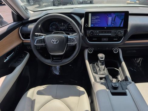 Certified 2025 Toyota Grand Highlander AWD image 12