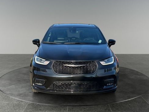 Used 2023 Chrysler Pacifica Limited w/ Uconnect Theater Family Group FWD image 2