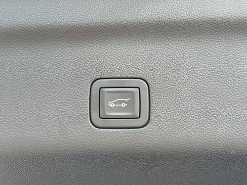 Used 2025 GMC Yukon Denali RWD image 23