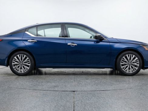 Used 2025 Nissan Altima 2.5 SV image 11