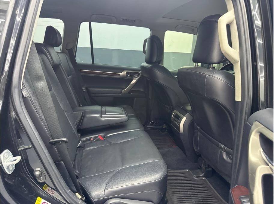 Used 2014 Lexus GX 460 w/ Premium Package AWD/4WD image 18