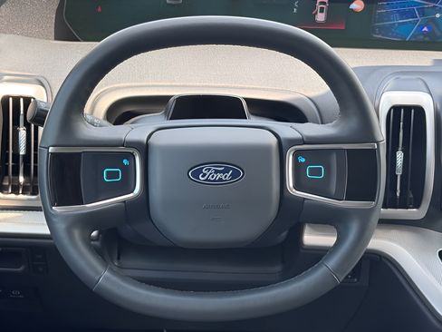 Used 2025 Ford Expedition Active RWD image 8