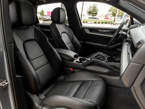 Certified 2024 Porsche Cayenne AWD/4WD image 46