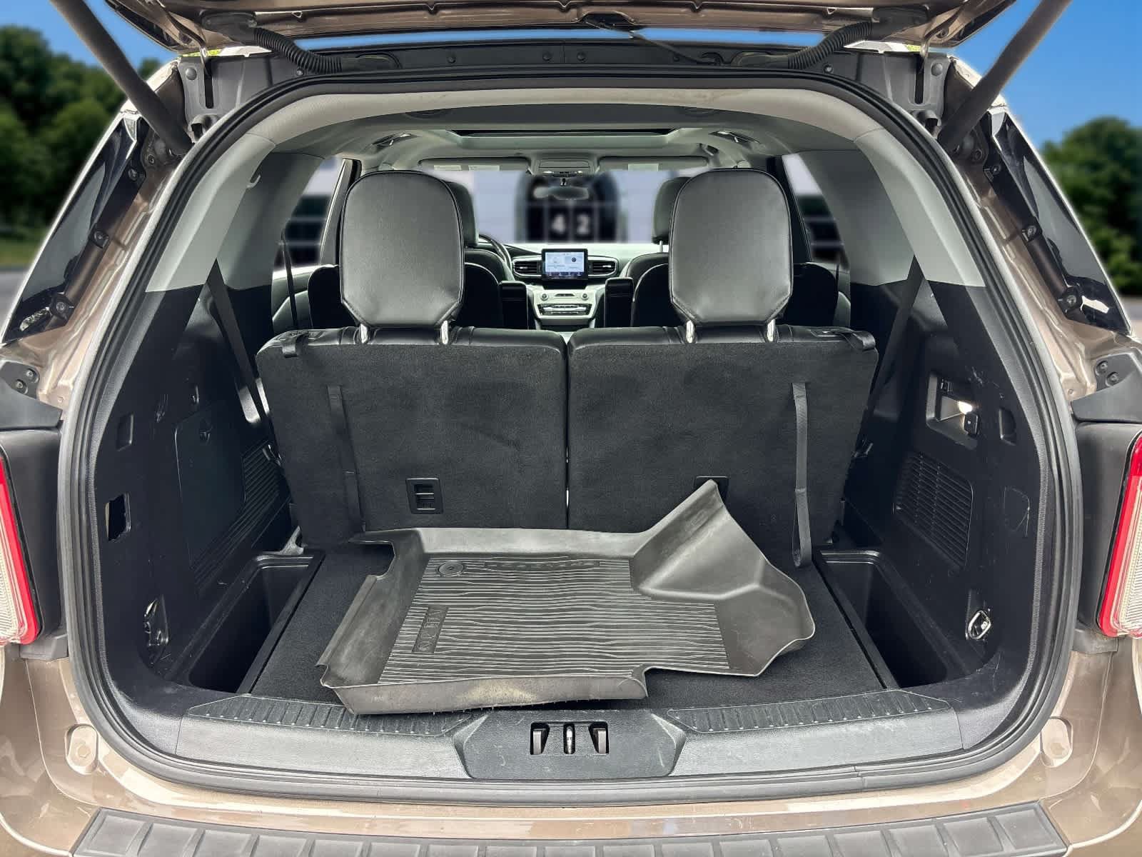 Used 2021 Ford Explorer XLT w/ Equipment Group 202A AWD/4WD image 18
