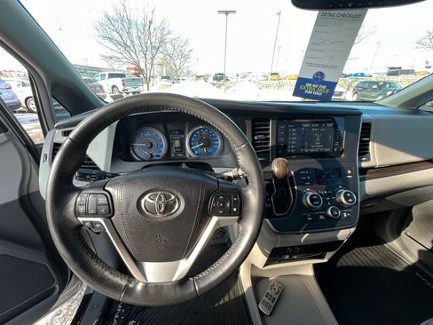 Used 2017 Toyota Sienna XLE image 41