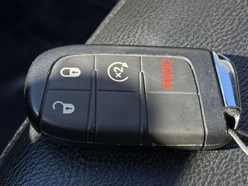 Used 2025 Jeep Compass Limited image 21