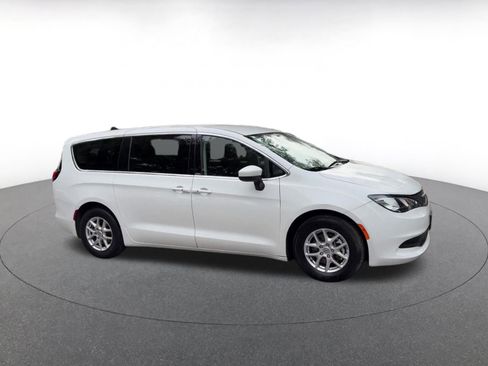 Used 2023 Chrysler Voyager LX image 2