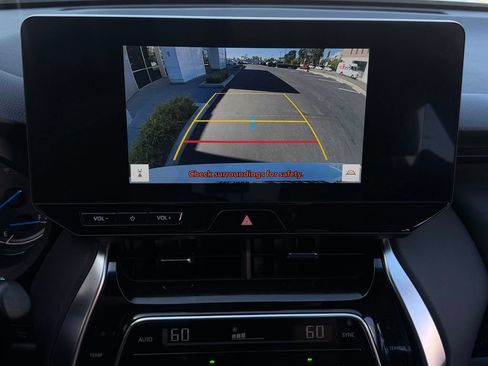 Used 2024 Toyota Venza XLE AWD/4WD image 12