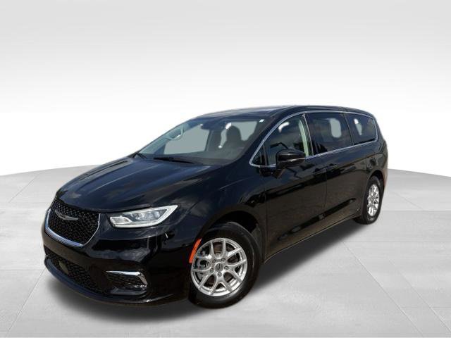Used 2024 Chrysler Pacifica Touring-L FWD image 1
