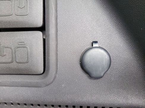 Used 2023 Chevrolet Equinox Premier image 7