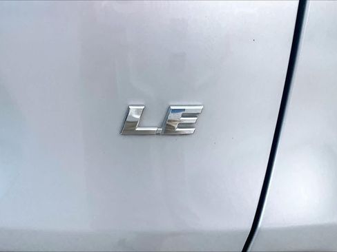 Used 2019 Toyota RAV4 LE FWD image 9