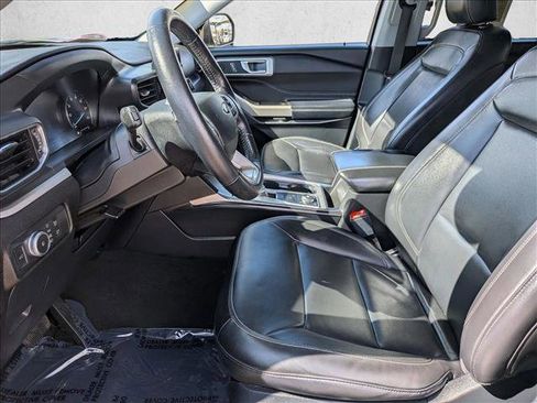 Used 2022 Ford Explorer XLT w/ Equipment Group 202A image 10