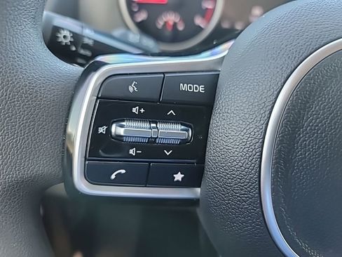 Used 2023 Kia Carnival LX image 22