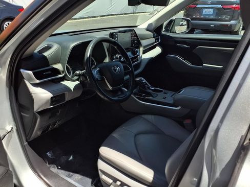 Used 2022 Toyota Highlander XLE FWD image 16