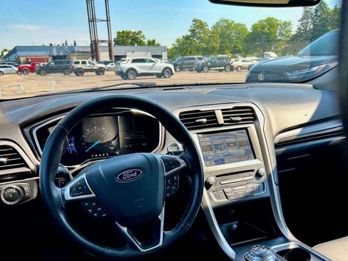 Used 2017 Ford Fusion SE w/ Fusion SE Technology Package FWD image 7