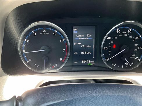 Used 2018 Toyota RAV4 Limited FWD image 23