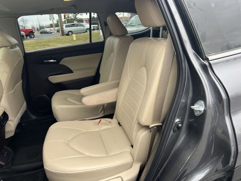 Used 2022 Toyota Highlander XLE image 44
