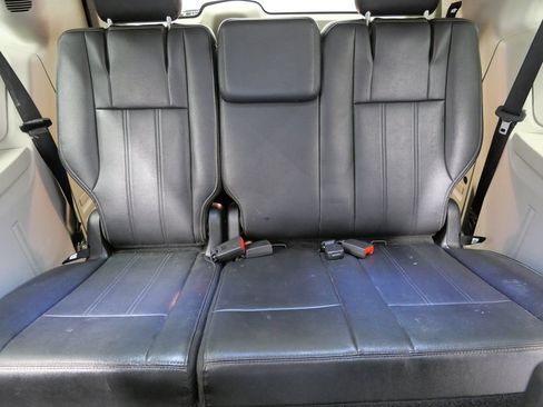 Used 2014 Chrysler Town & Country Touring FWD image 16