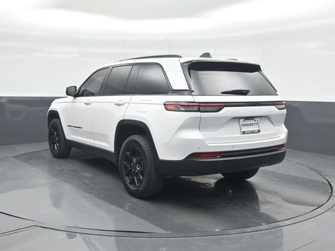 Used 2025 Jeep Grand Cherokee Altitude RWD image 22