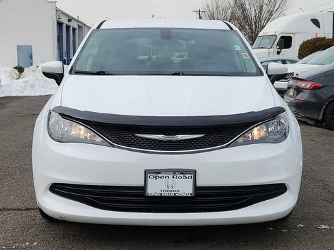 Used 2017 Chrysler Pacifica LX image 2