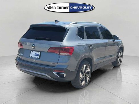 Used 2024 Volkswagen Taos SE w/ Panoramic Sunroof Package AWD/4WD image 4