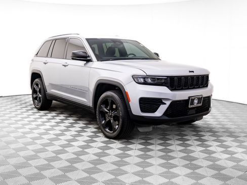 Used 2024 Jeep Grand Cherokee Altitude image 9