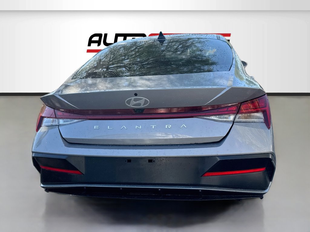 Used 2025 Hyundai Elantra SEL FWD image 6