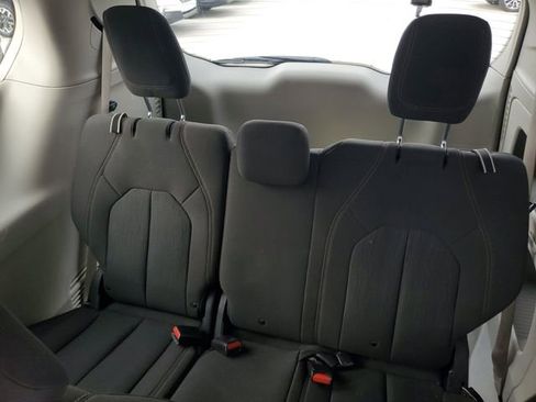 Used 2019 Chrysler Pacifica L image 10