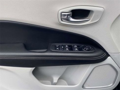 Used 2019 Jeep Compass Latitude FWD image 15