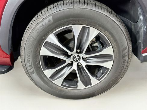 Used 2022 Toyota Highlander XLE FWD image 11