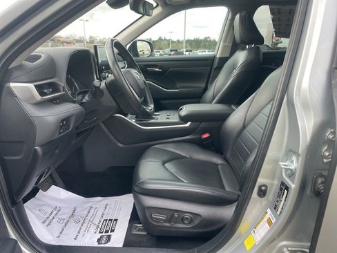 Used 2024 Toyota Highlander XLE image 10