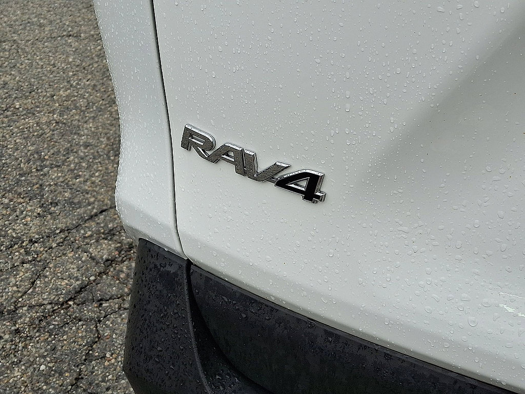 Used 2021 Toyota RAV4 LE AWD/4WD image 23