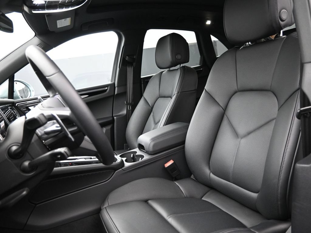 Certified 2026 Porsche Macan AWD/4WD image 5