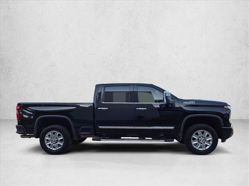 Used 2024 Chevrolet Silverado 2500 High Country w/ Technology Package AWD/4WD image 4