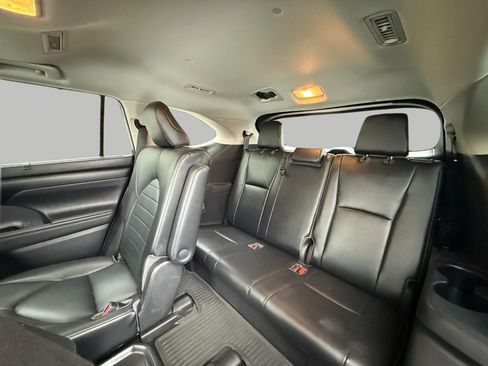 Used 2021 Toyota Highlander XLE image 28