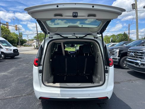 Used 2023 Chrysler Pacifica Touring-L FWD image 15