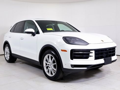 Used 2025 Porsche Cayenne image 25