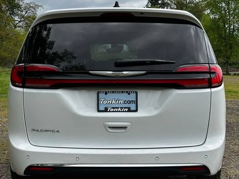 Used 2023 Chrysler Pacifica Touring-L FWD image 10