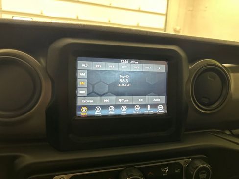 Used 2022 Jeep Wrangler Willys image 22