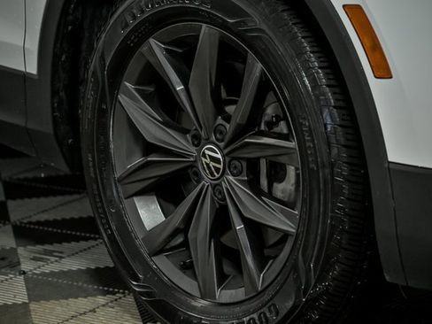 Certified 2022 Volkswagen Tiguan SE image 3