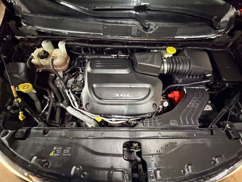 Used 2017 Chrysler Pacifica Touring FWD image 28