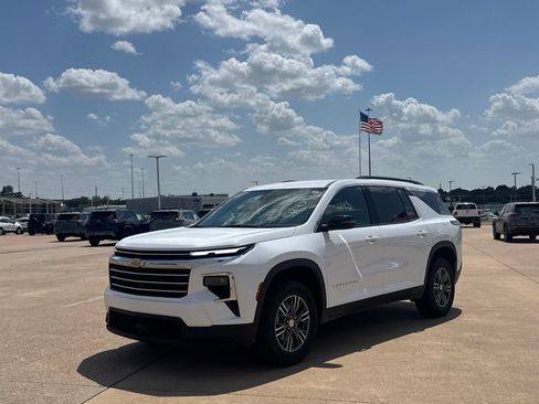 Used 2025 Chevrolet Traverse LT AWD/4WD image 9