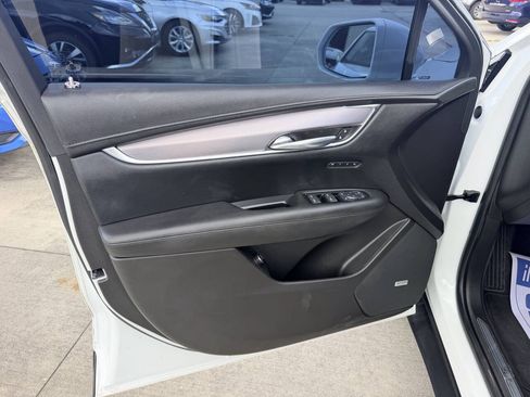 Used 2017 Cadillac XT5 Luxury w/ Driver Awareness Package FWD image 10