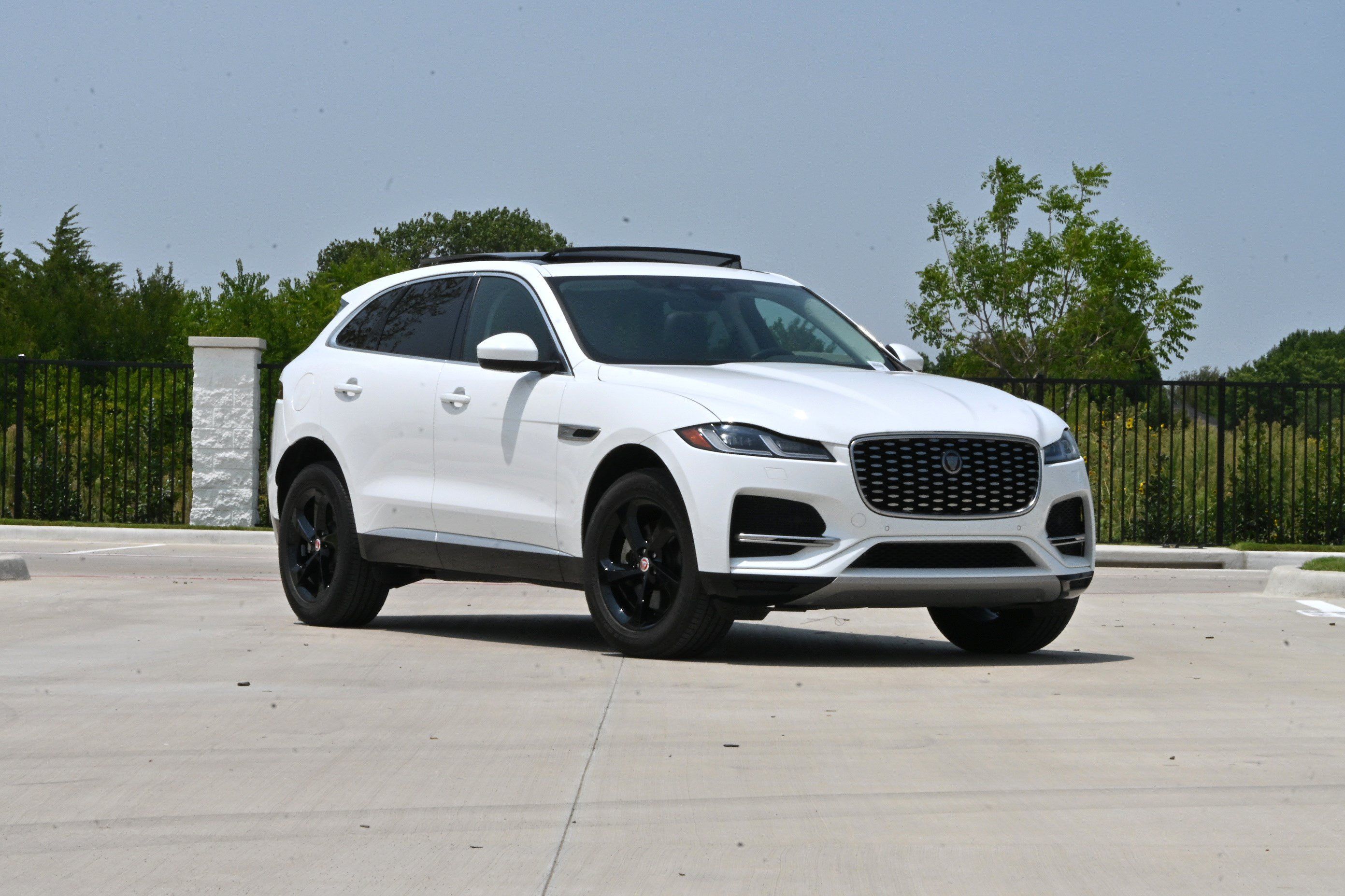 Used 2022 Jaguar F-PACE AWD/4WD image 2