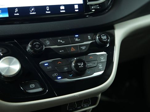 Used 2023 Chrysler Pacifica Touring-L FWD image 40