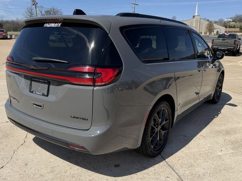 Used 2025 Chrysler Pacifica Limited image 8