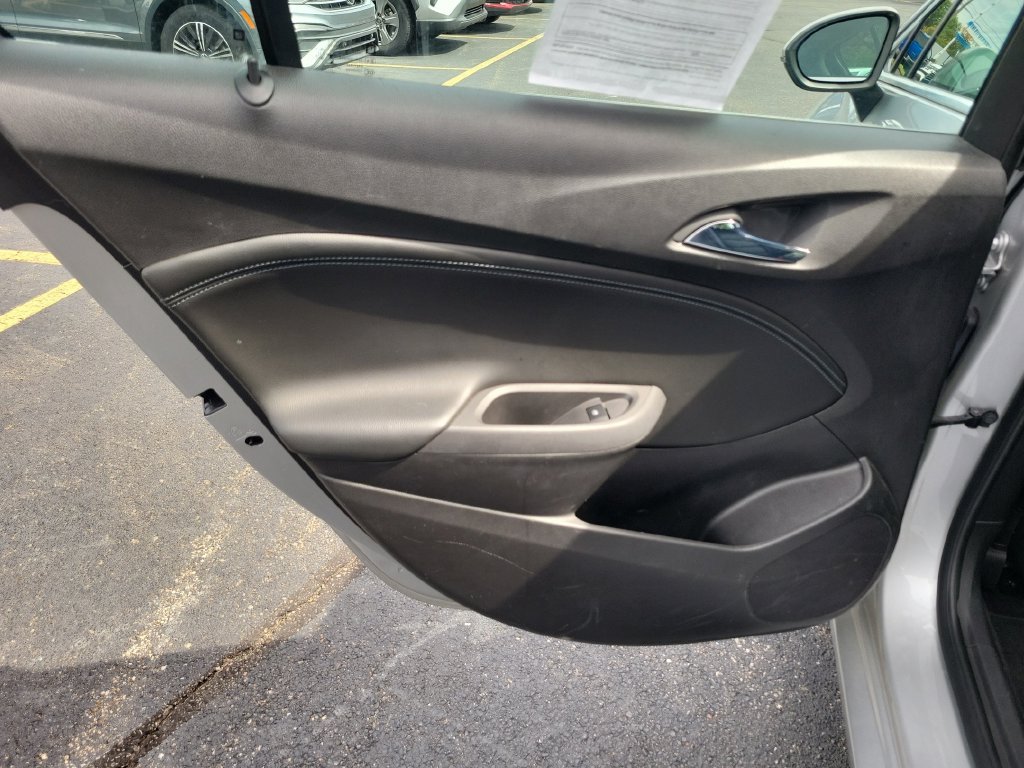 Used 2018 Chevrolet Cruze Premier FWD image 17