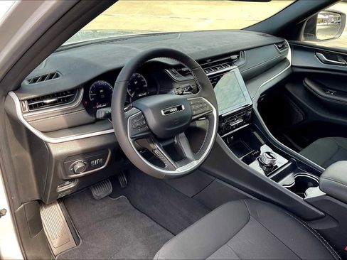 New 2025 Jeep Grand Cherokee Laredo X w/ Luxury Tech Group I image 8