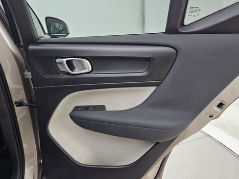 Used 2023 Volvo XC40 B5 Plus image 28