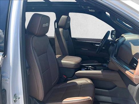 Certified 2025 Chevrolet Suburban High Country image 9